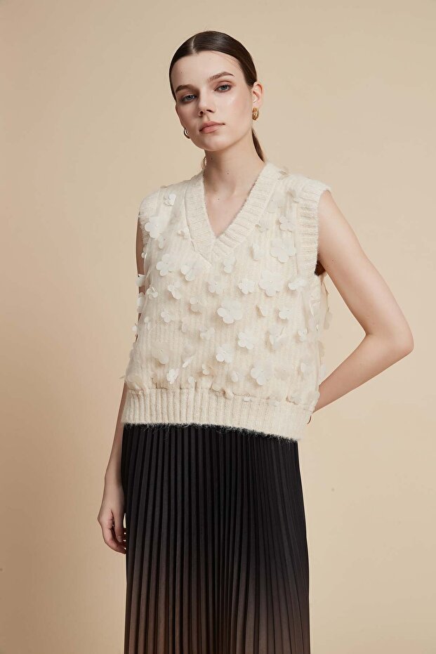 سترة زهرية برقبة على شكل حرف V