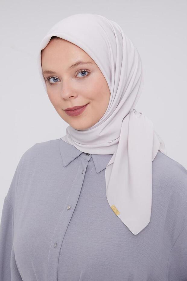 وشاح حريري Medina باللون البيج الفاتح