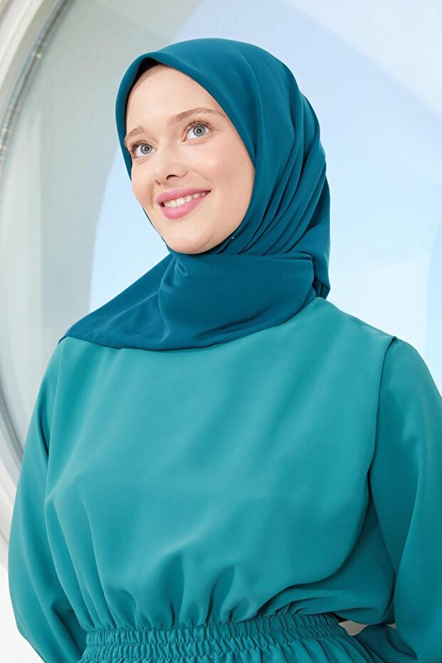 وشاح حريري أخضر زمردي من المدينة المنورة