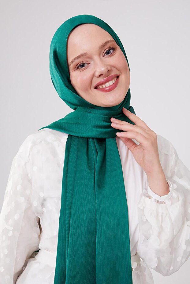 شال فستان سهرة لامع باللون الأخضر الزمردي