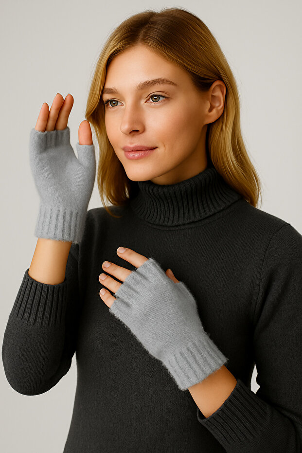 قفازات نسائية نصف أصبع من القطيفة باللون الرمادي - موديل شتوي ناعم