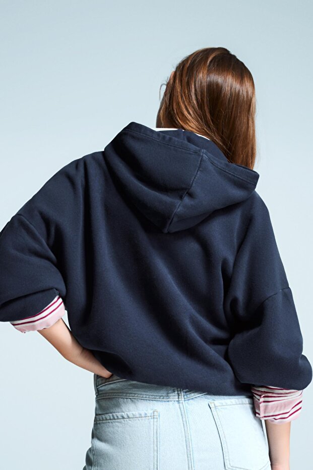 Kapüşonlu baskılı sweatshirt - 4