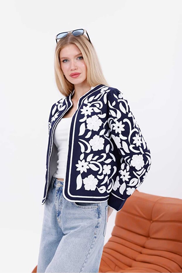 سترة مبطنة بتصميم مطرز - 3