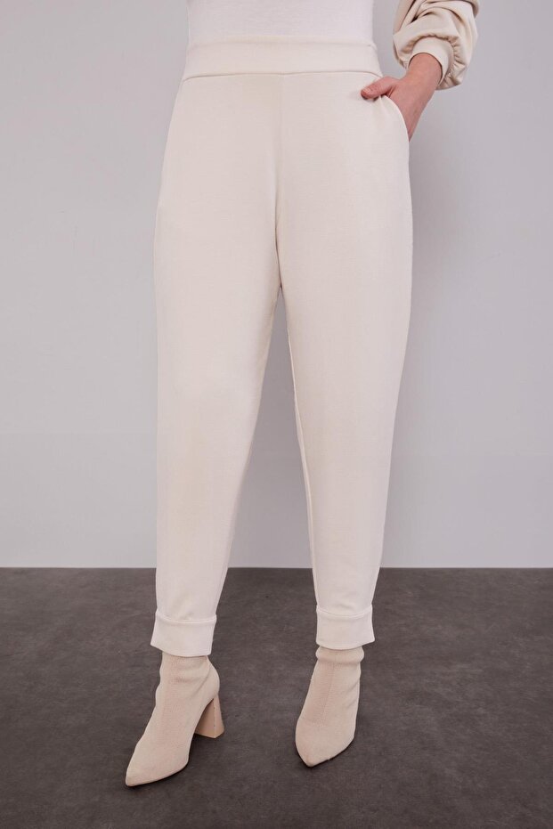 طقم مكون من قبعة من القطيفة الكريمية - 5