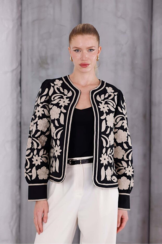 سترة مبطنة بتصميم مطرز - 1