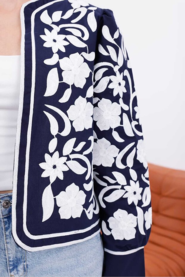 سترة مبطنة بتصميم مطرز - 5