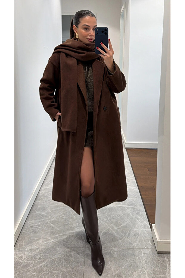 Brązowy szalik, długi płaszcz z detalami - 85163 - 1