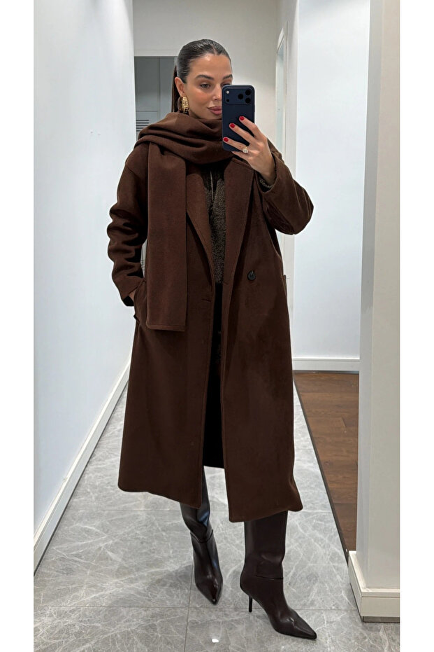 Brązowy szalik, długi płaszcz z detalami - 85163 - 6