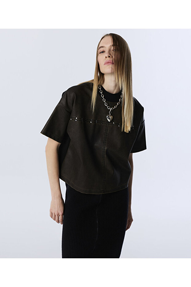 DERİ GÖRÜNÜMLÜ TROK BASKILI BLUZ - 1