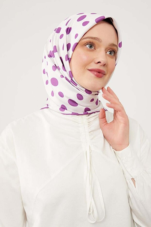 وشاح رقمي من قماش التويل بنمط نقاط البنفسج - 3