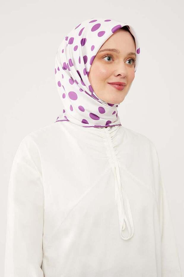 وشاح رقمي من قماش التويل بنمط نقاط البنفسج - 1