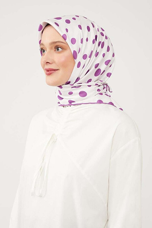 وشاح رقمي من قماش التويل بنمط نقاط البنفسج - 2