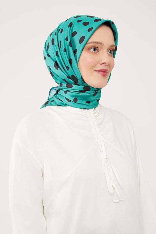وشاح رقمي من قماش التويل بنمط منقط باللون الأخضر