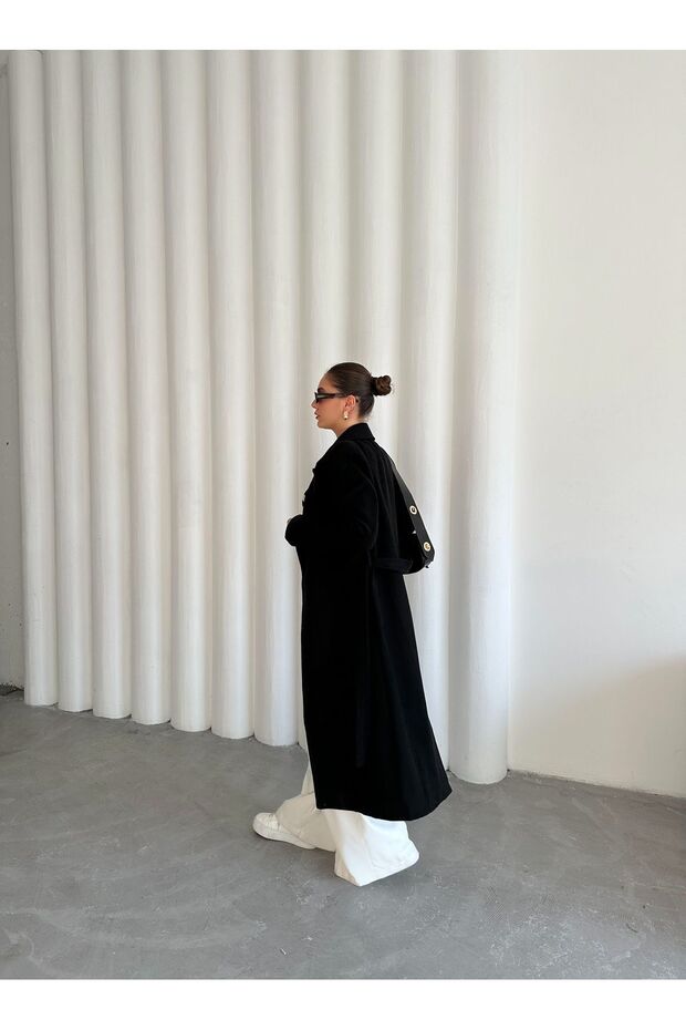 Czarny płaszcz z kaszmiru z podszewką i paskiem - 7059 - 4