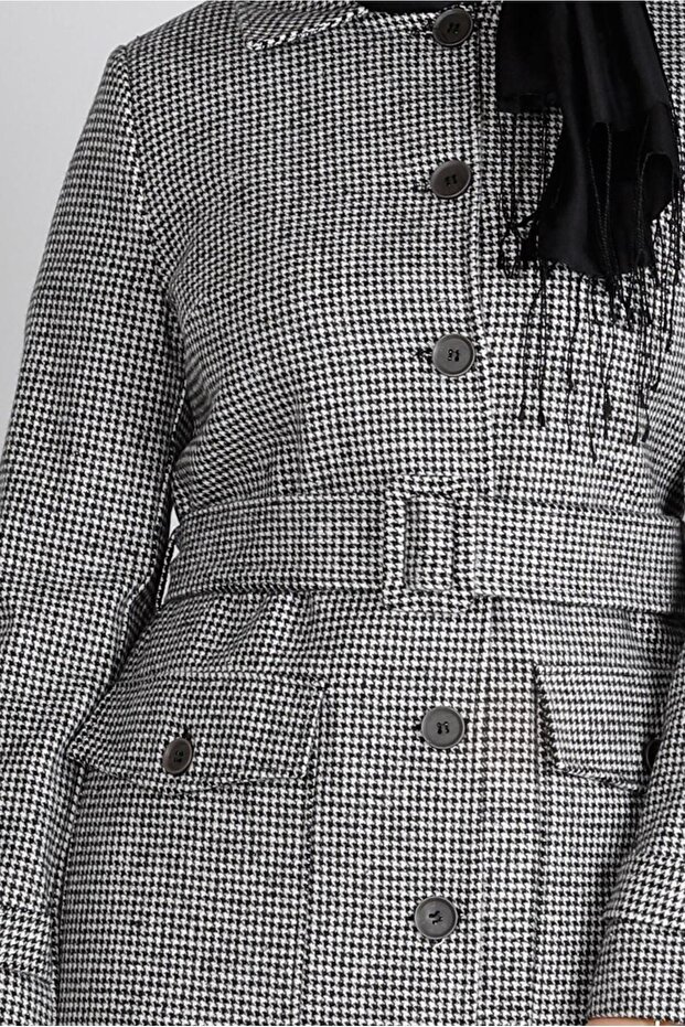 معطف بأزرار وحزام منقوش بنقشة مربعات 90338 - 4