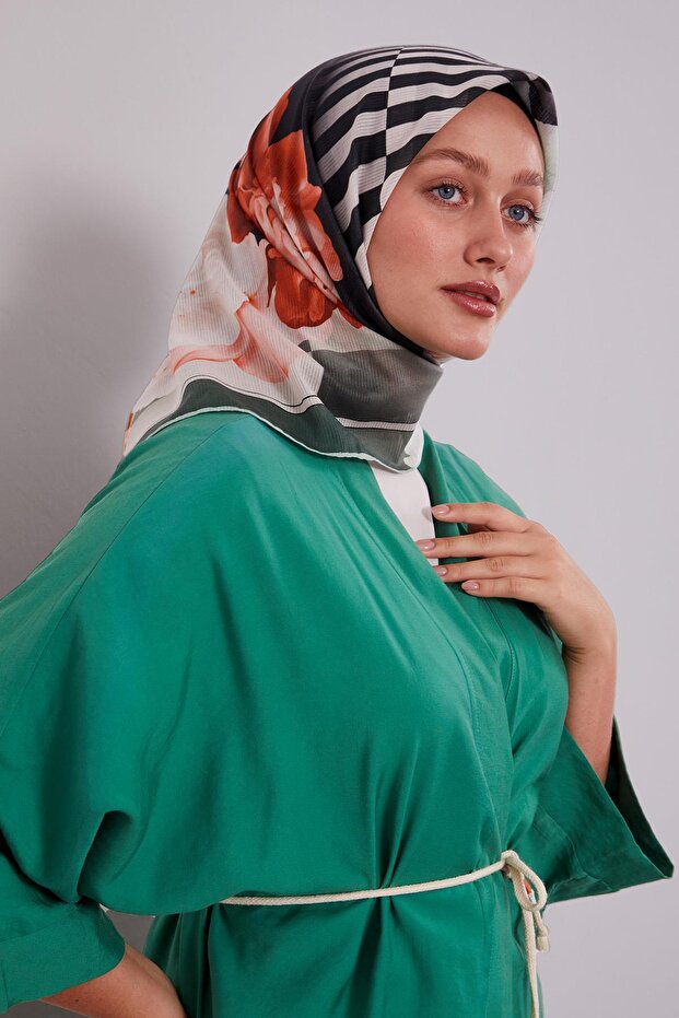 وشاح قطني مخطط باللون الأخضر الزمردي بنمط الزهور