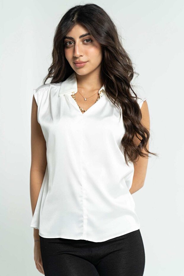 بلوزة سادة برقبة على شكل حرف V - 1