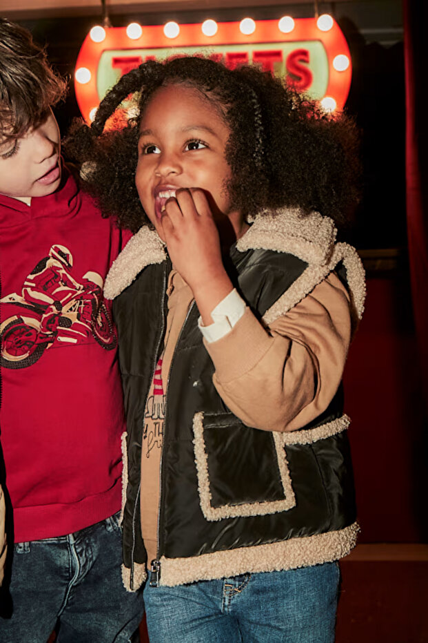 04313-17 Black Vest 4/9 Years Old