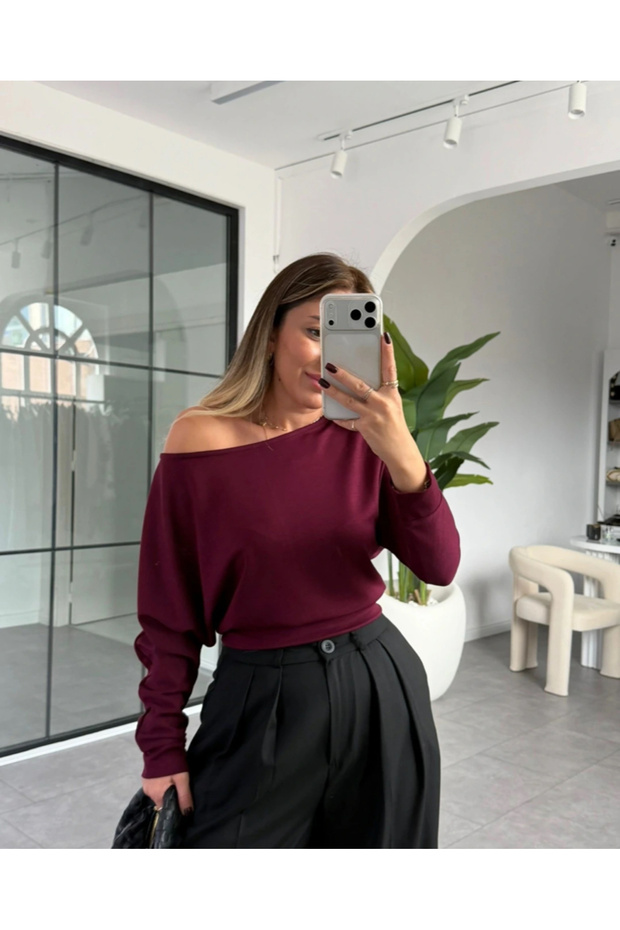 بلوزة نسائية بياقة قارب مفتوحة عند الكتفين، مصنوعة من قماش المودال الفاخر، تصميم بسيط وفضفاض