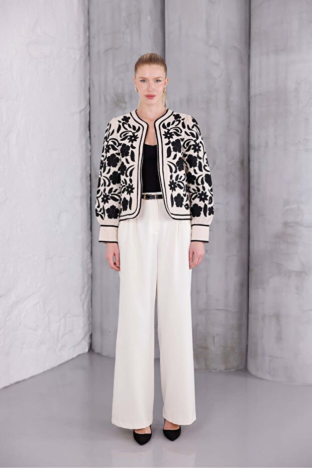 سترة مبطنة بتصميم مطرز - 1