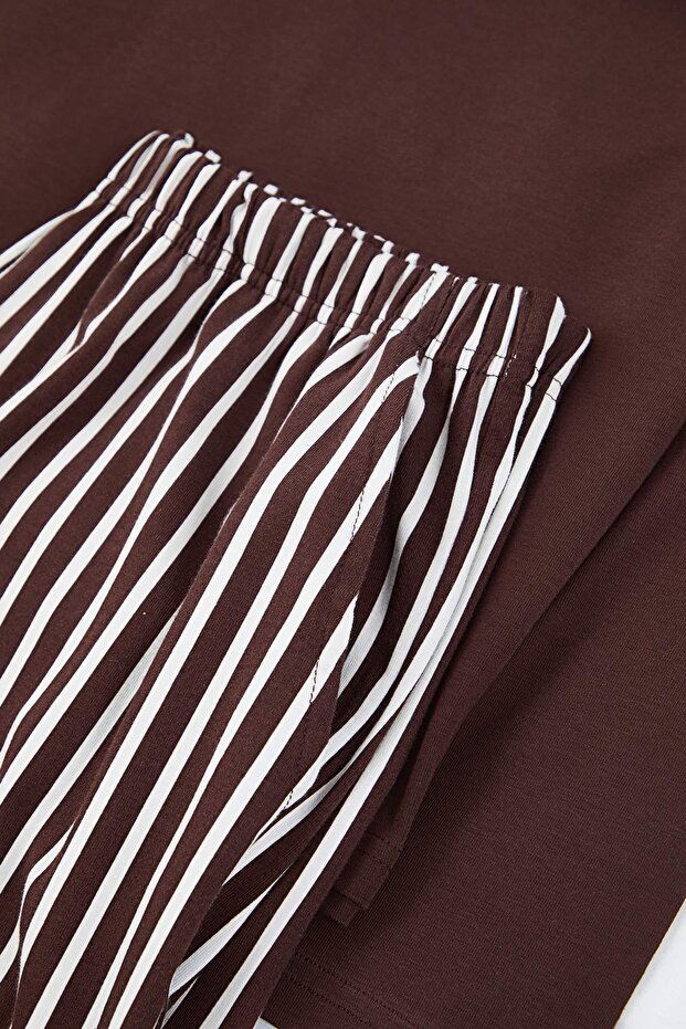 Kahverengi Regular Pamuklu Uzun Kollu Üst Kahve Baskılı Alt Çizgili Pijama Takımı TMNAW26PT00013 - 2