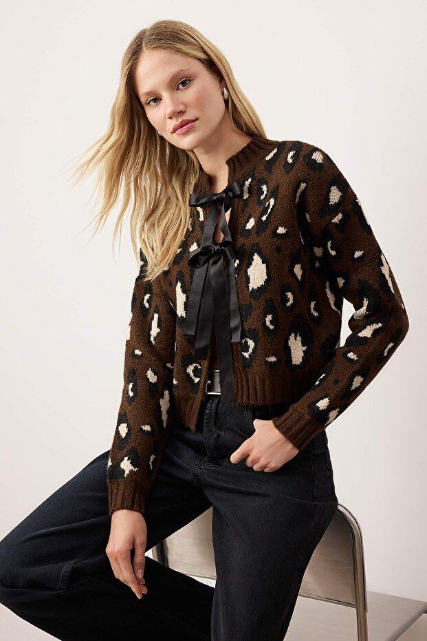 Kahverengi Leopar Desenli Crop Yumuşak Dokulu Triko Hırka TWOAW25HI00355