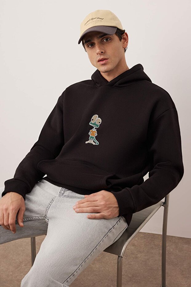 Siyah Yeni Oversize/Geniş Kesim Nakışlı Kalın İçi Polarlı Sweatshirt TMNAW26SW00032