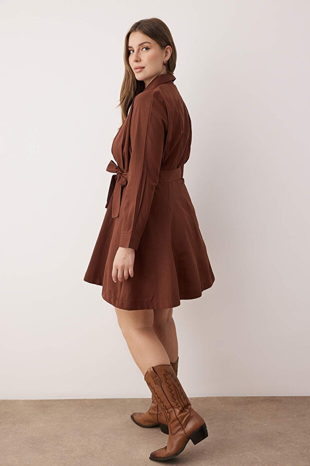 Hnedé mini košeľové šaty s tkaným opaskom veľkej veľkosti TBBAW26AH00046 - 4