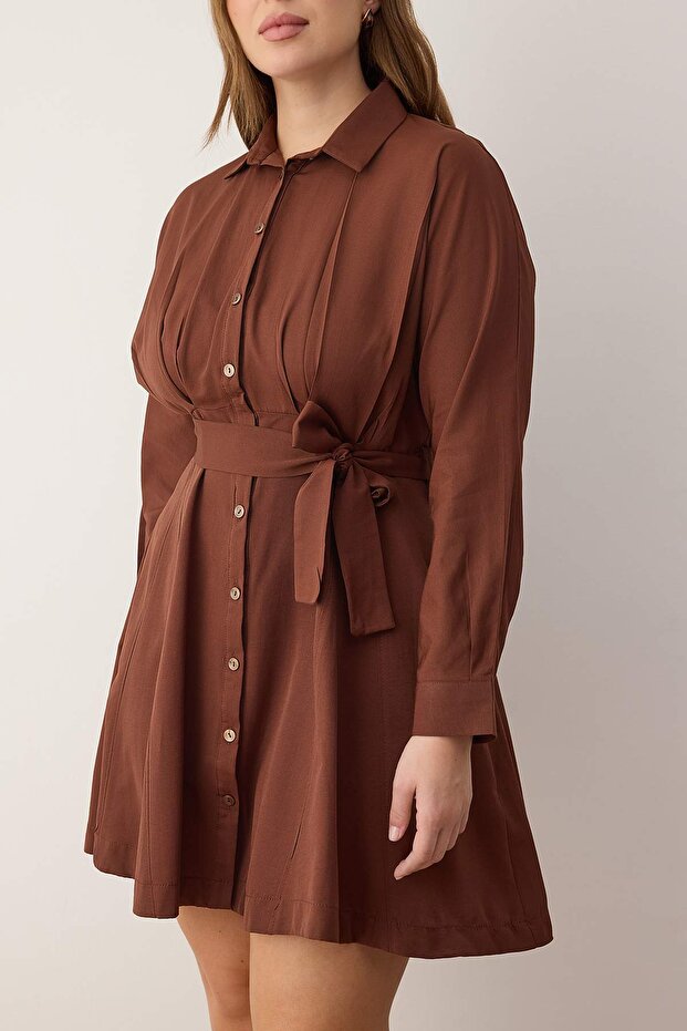 Hnedé mini košeľové šaty s tkaným opaskom veľkej veľkosti TBBAW26AH00046 - 3