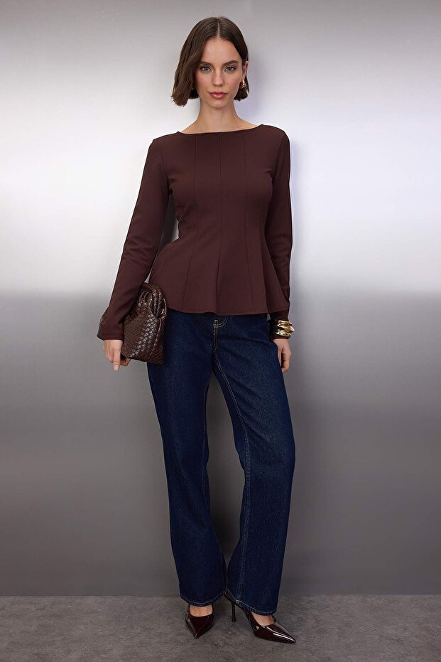Kahverengi Kayık Yaka Peplum/Belden Oturmalı Regular Boy Örme Bluz TWOAW26BZ00166 - 1