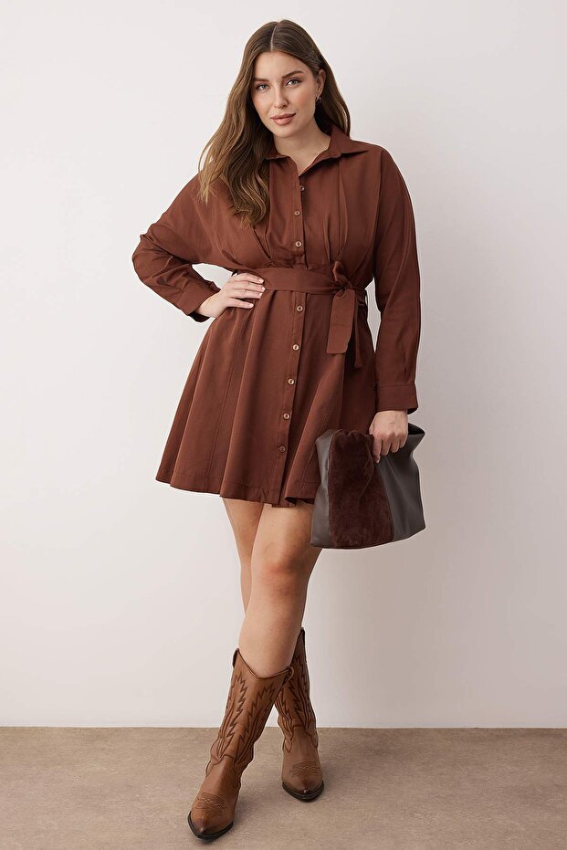 Hnedé mini košeľové šaty s tkaným opaskom veľkej veľkosti TBBAW26AH00046 - 1