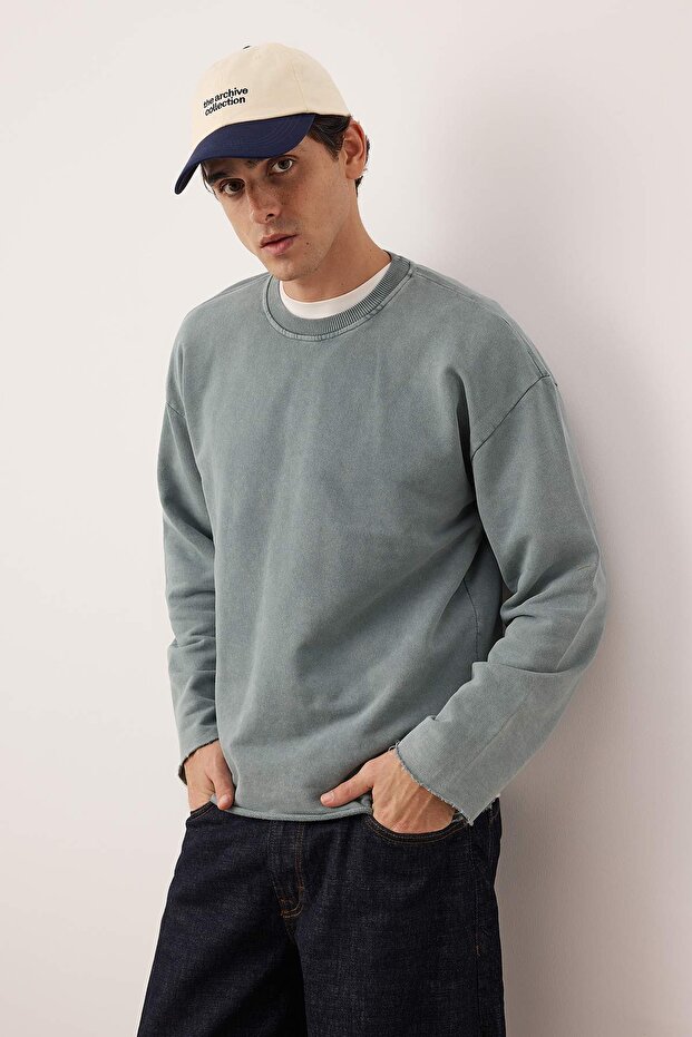 Açık Mavi Yeni Oversize/Geniş Kesim Eskitme/Soluk Efekt Kalın Sweatshirt TMNAW26SW00022 - 1