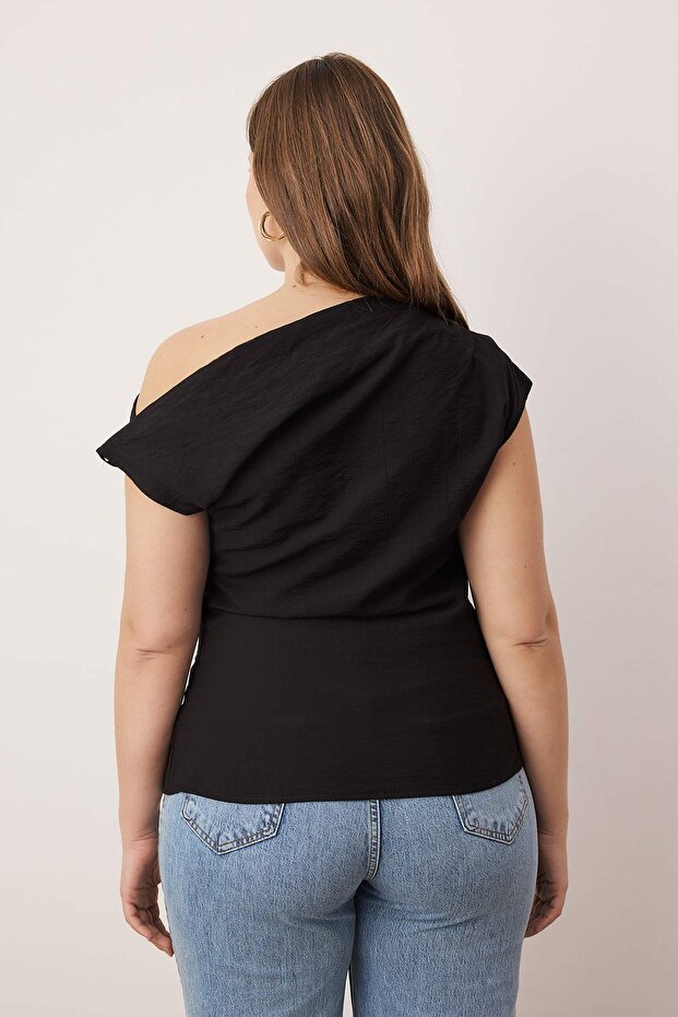 Siyah Asimetrik Kayık Yaka Fitted Aksesuar Detaylı Dokuma Büyük Beden Bluz TBBAW26AF00063 - 4