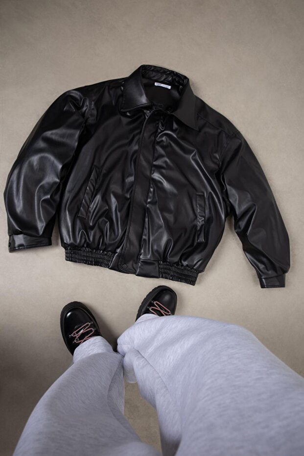 سترة جلدية صناعية أساسية كبيرة الحجم باللون الأسود - 5