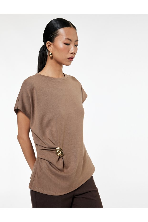 Slim Fit Metal Accessory Detailed Sleeveless Blouse