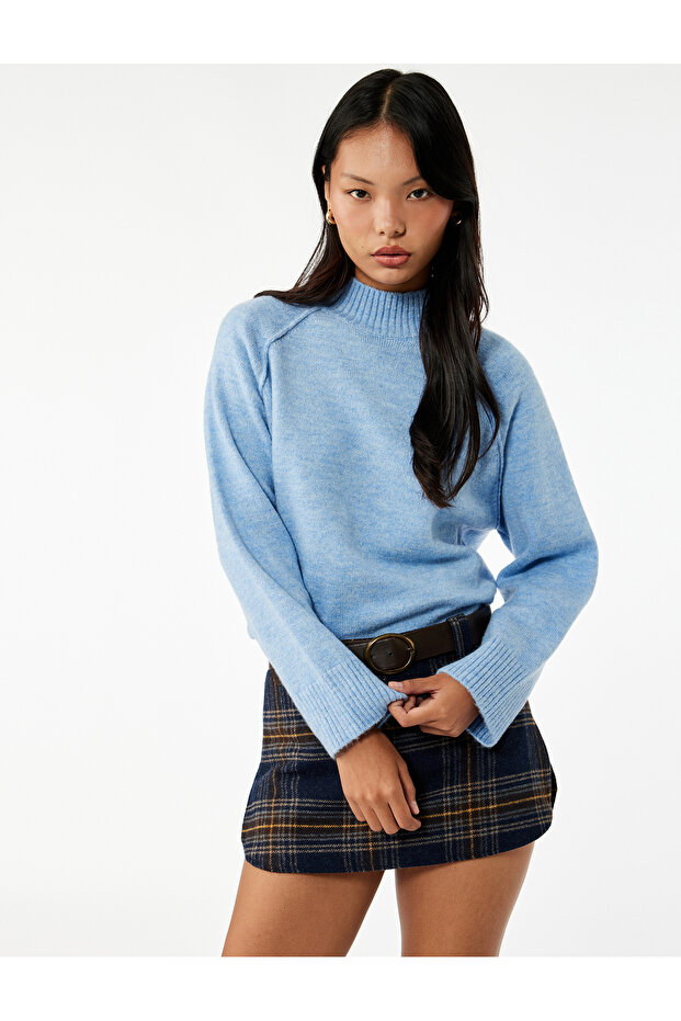 Langärmliger Basic-Strickpullover mit Stehkragen und Nahtdetails - 1