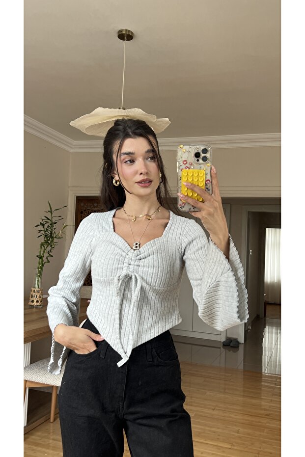 بلوزة غير متماثلة بتفاصيل خياطة مميزة وأكمام مكشكشة من الأمام - 1