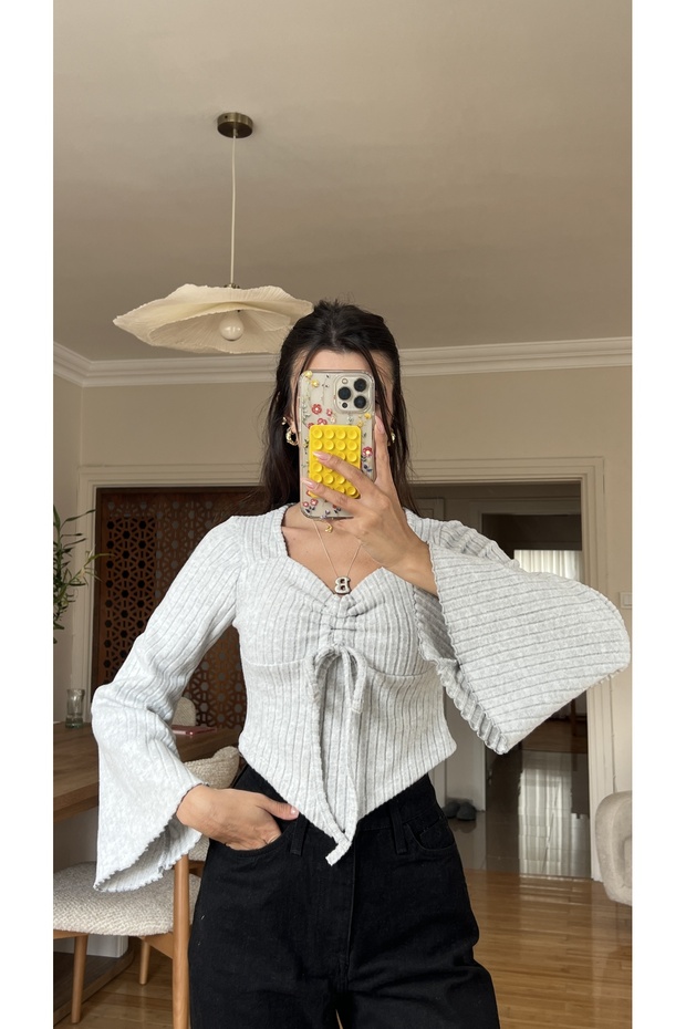 بلوزة غير متماثلة بتفاصيل خياطة مميزة وأكمام مكشكشة من الأمام - 2