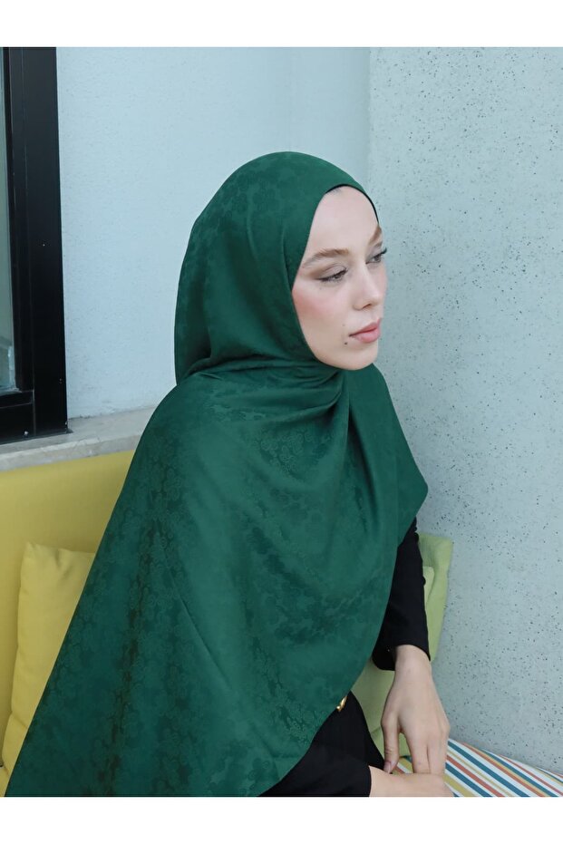 شال من سلسلة جاكار الحريري بنمط العنبر