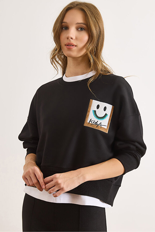 Women's Black Patch Smiling Face Detailed Bat Unlined Sweatshirt Swt-19000764