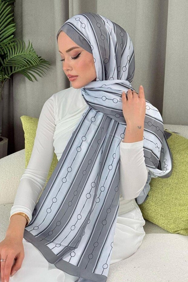 شال بنمط مخطط باللون الرمادي - 4