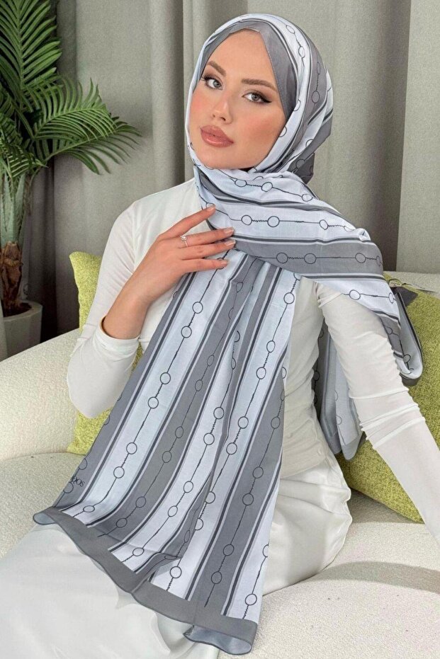 شال بنمط مخطط باللون الرمادي - 3