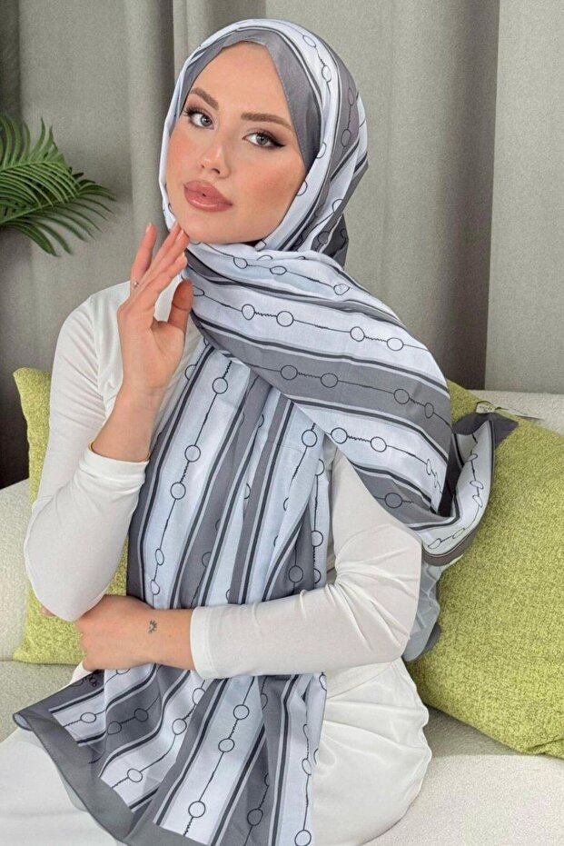 شال بنمط مخطط باللون الرمادي - 2