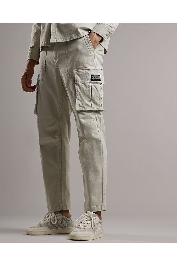 بنطلون كارغو سادة مع إغلاق بأزرار - 3