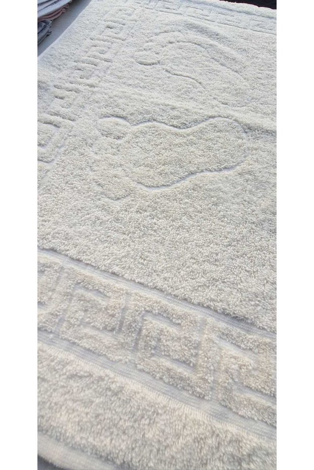 2 pieces of foot towels are 100% cotton, size 50 x 75.