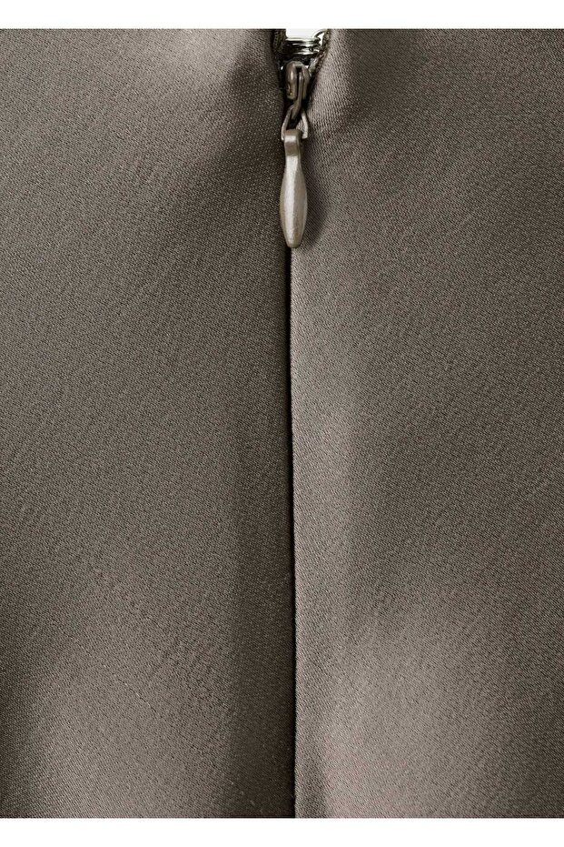 V yakalı saten elbise - 7