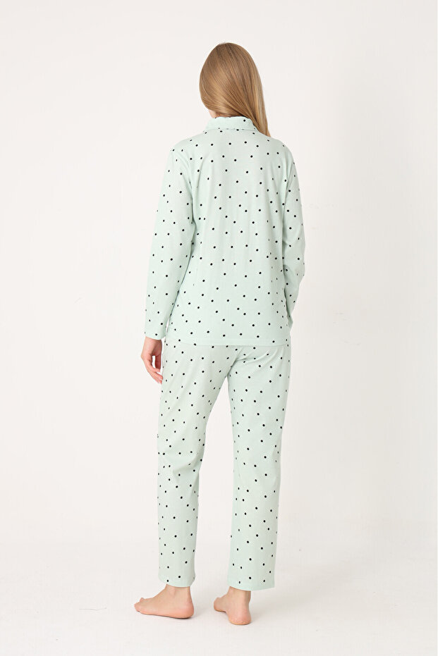 طقم بيجامة بأزرار أمامية منقطة باللون الأخضر - 3
