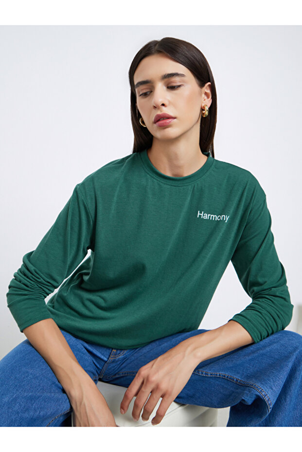 تي شيرت بقصّة عادية بشعار Green Harmony