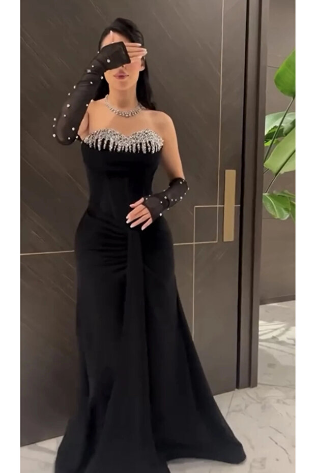 فستان سهرة أسود بلمسة فاخرة ولمسة عصرية