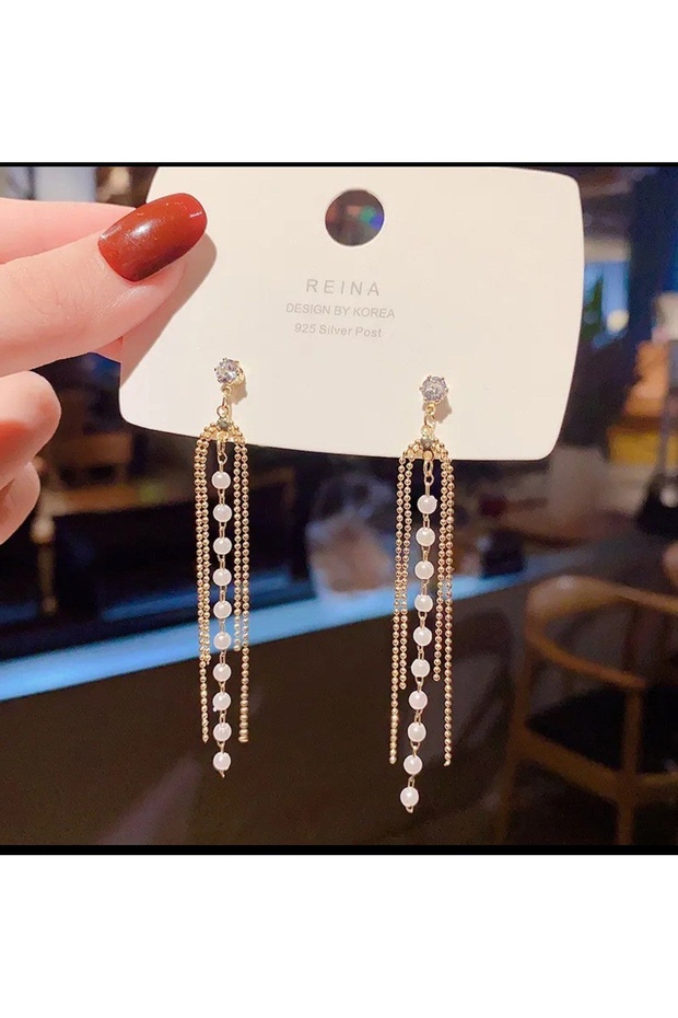 Stylish Earrings with Long Chain Pearl Detail That Complement Your Elegance